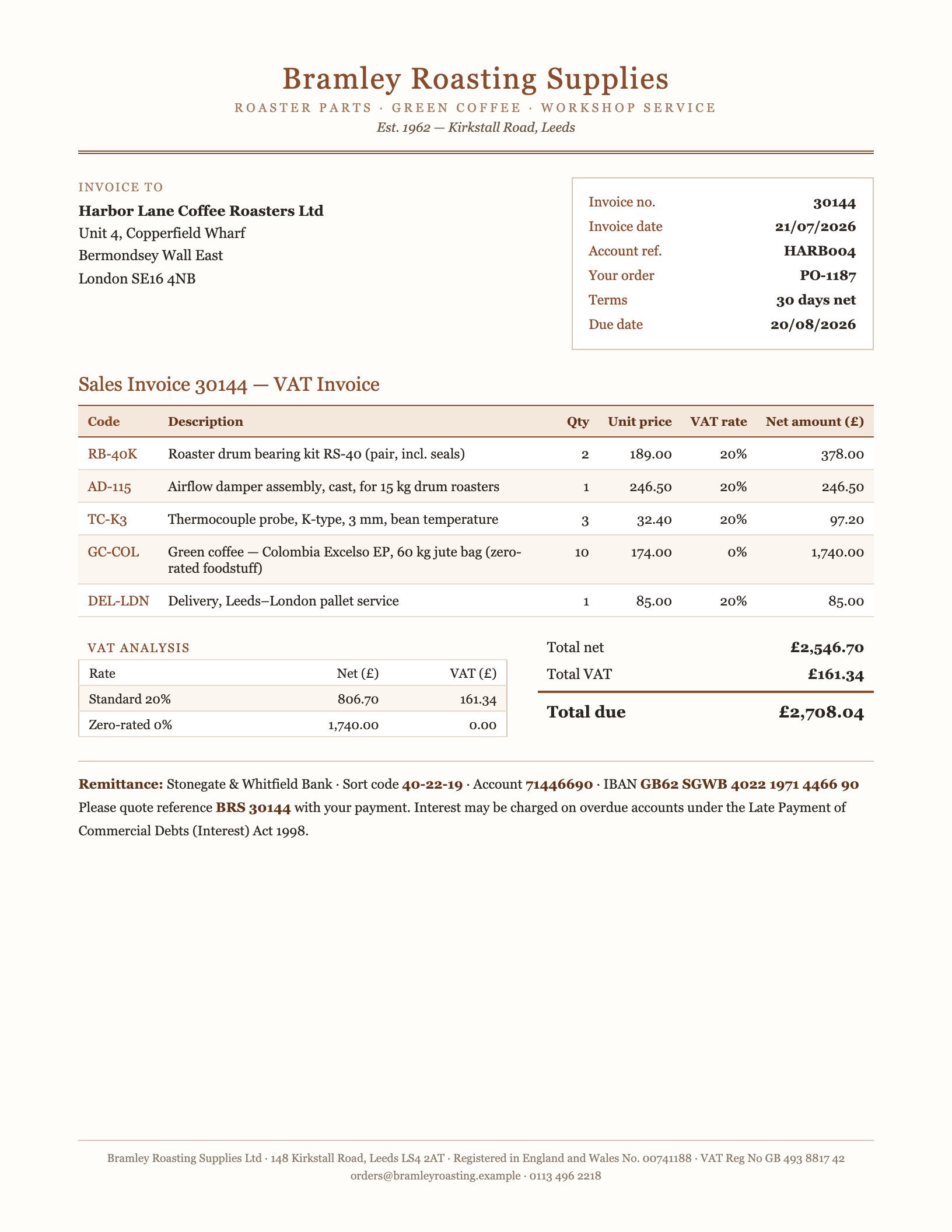 Rechnung der fiktiven Bramley Roasting Supplies aus Leeds mit VAT-Analyse nach Steuersätzen – vier Positionen zu 20 % und eine zero-rated Position (Rohkaffee) zu 0 %