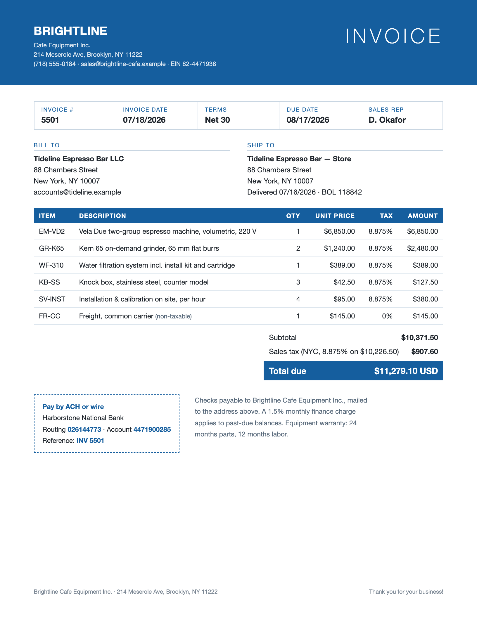 US-Rechnung der fiktiven Brightline Cafe Equipment aus Brooklyn mit Sales Tax 8,875 %, steuerfreier Frachtzeile und ACH-Bankverbindung statt IBAN, ohne USt-IdNr.